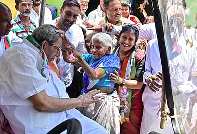 ವಿಧಾನಸಭಾ ಚುನಾವಣೆಯ ಪ್ರಚಾರದ ಸಂದರ್ಭದಲ್ಲಿ ವೃದ್ಧೆಯೊಬ್ಬರು ಶಾಮನೂರು ಶಿವಶಂಕರಪ್ಪನವರಿಗೆ ಆಶೀರ್ವದಿಸಿದ್ದ ಸಂದರ್ಭ  ಪ್ರಜಾವಾಣಿ ಚಿತ್ರ