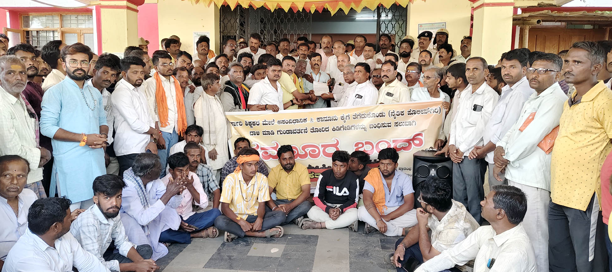 ‘ಶಿಕ್ಷಕನಿಗೆ ಚಪ್ಪಲಿ ಹಾರ ಹಾಕಿ ಮೆರವಣಿಗೆ ಮಾಡಿ ಅನೈತಿಕ ಪೊಲೀಸ್‌ಗಿರಿ ಪ್ರದರ್ಶಿಸಿದ ಕಿಡಿಗೇಡಿಗಳನ್ನು ಬಂಧಿಸಬೇಕು’ ಎಂದು ಒತ್ತಾಯಿಸಿ ಹಿಂದೂಪರ ಸಂಘಟನೆಗಳ ಪದಾಧಿಕಾರಿಗಳು ಸವಣೂರು ತಹಶೀಲ್ದಾರ ರವಿಕುಮಾರ ಕೊರವರ ಅವರಿಗೆ ಸೋಮವಾರ ಮನವಿ ಸಲ್ಲಿಸಿದರು