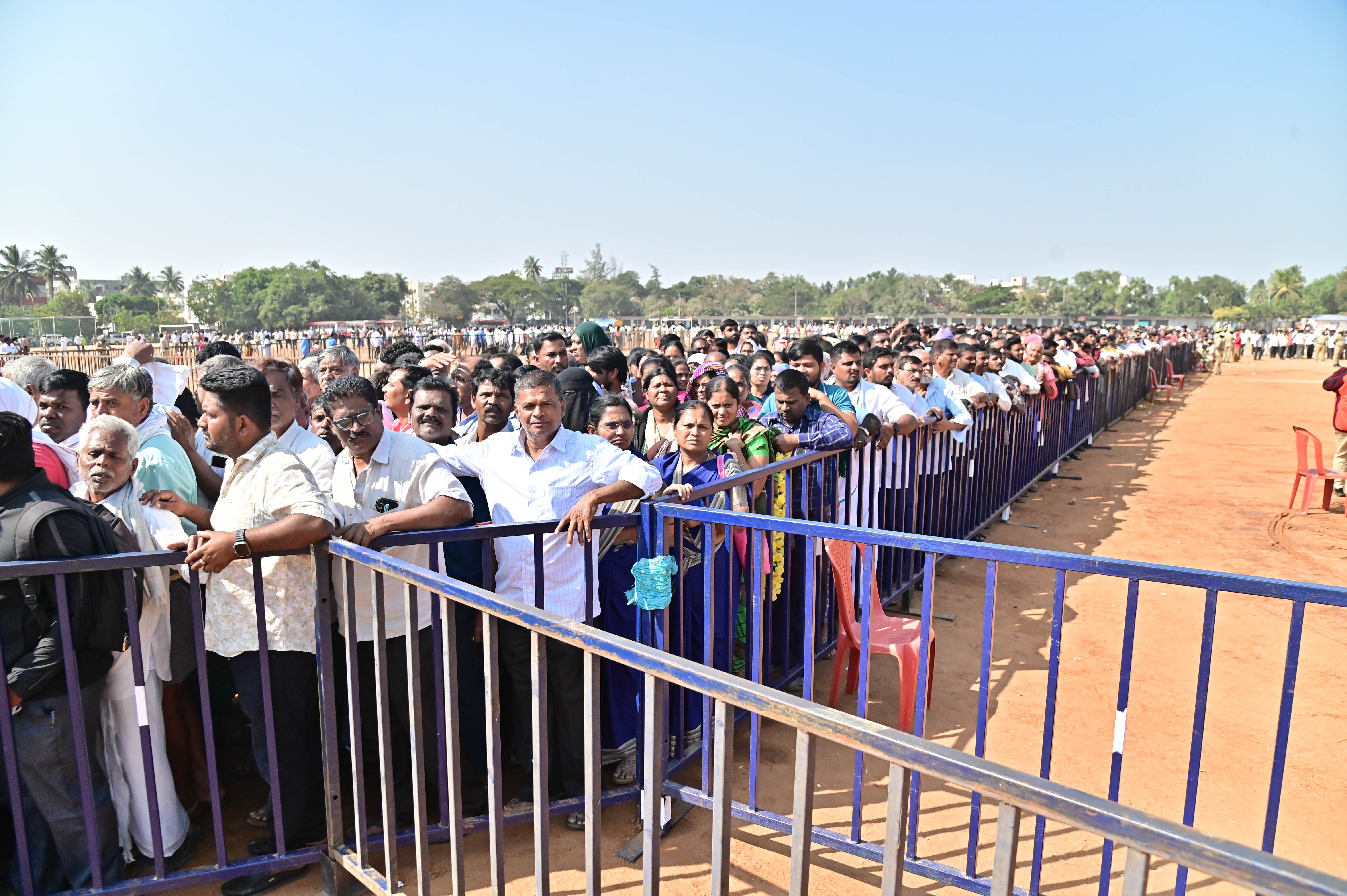 ದಾವಣಗೆರೆಯ ಹೈಸ್ಕೂಲ್ ಮೈದಾನದಲ್ಲಿ ಶಾಮನೂರು ಶಿವಶಂಕರಪ್ಪ ಅವರ ಪಾರ್ಥಿವ ಶರೀರದ ಅಂತಿಮ ದರ್ಶನ  ಪಡೆದ ಜನಸ್ತೋಮ ಪ್ರಜಾವಾಣಿ ಚಿತ್ರ: ಸತೀಶ್ ಬಡಿಗೇರ