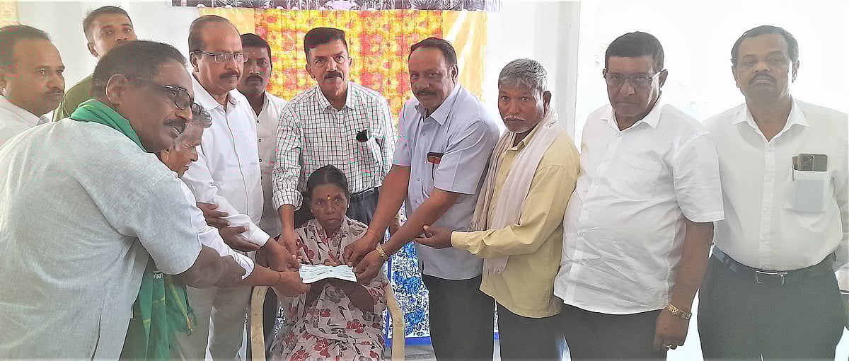 ಆನೆ ದಾಳಿ: ₹ 6 ಲಕ್ಷ ಪರಿಹಾರದ ಚೆಕ್‍ ವಿತರಣೆ