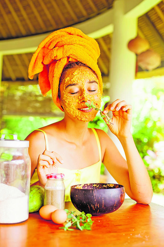 ಪಪ್ಪಾಯ ಹಣ್ಣಿನ್ನು ಮುಖಕ್ಕೆ ಹಚ್ಚಿ ಮಸಾಜ್ ಮಾಡುವುದರಿಂದ ಮೊಡವೆಗಳು ಶಮನಗೊಂಡು ಮುಖ ಹೊಳೆಯುವಂತೆ ಮಾಡುತ್ತದೆ.