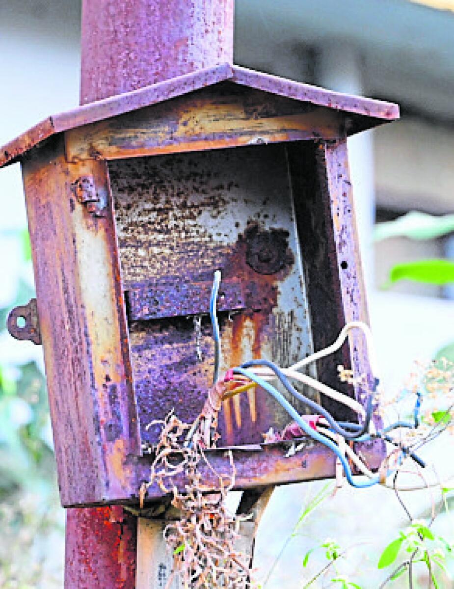 ವಿದ್ಯುತ್‌ ತಂತಿ ಬಾಕ್ಸ್‌ ಹಾಳಾಗಿದೆ