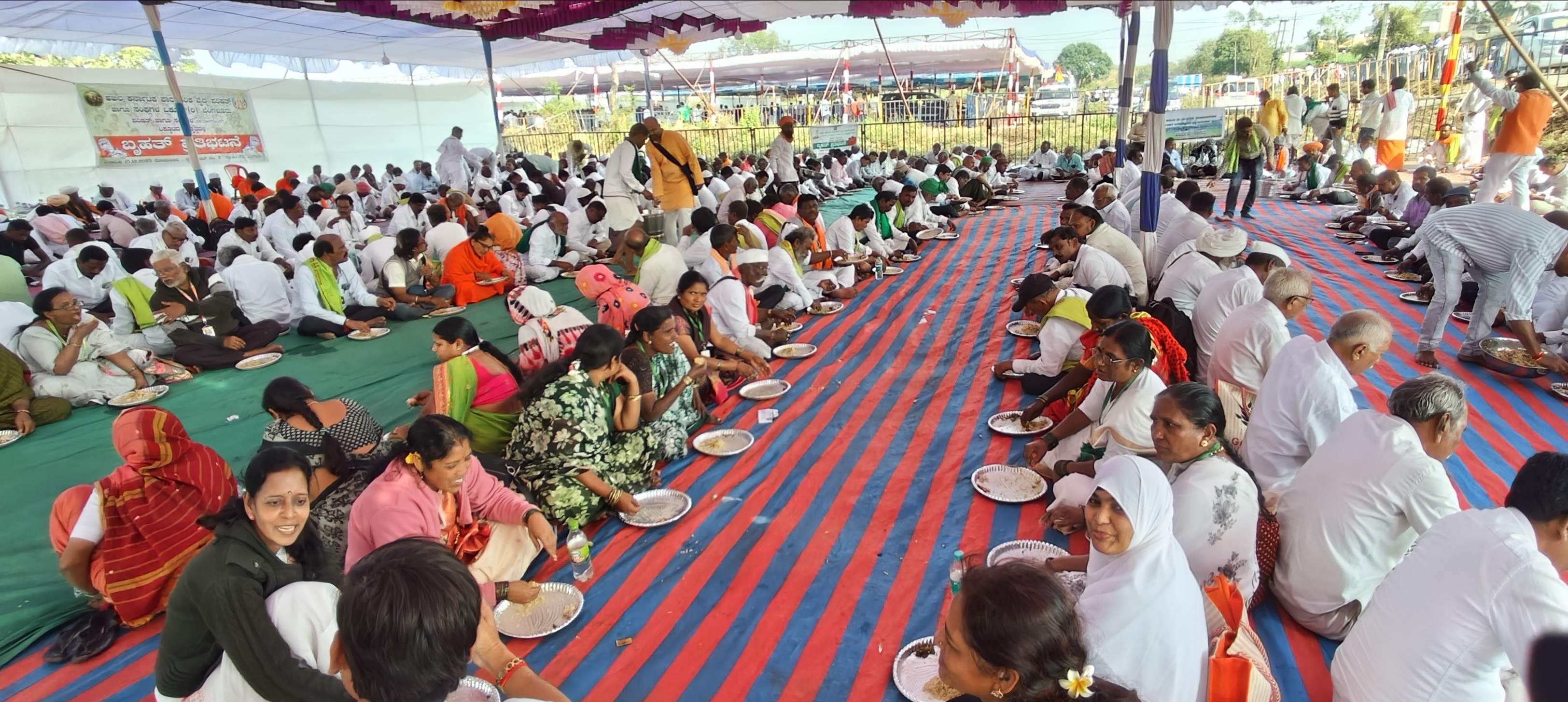 ಬೆಳಗಾವಿಯ ಸುವರ್ಣ ವಿಧಾನಸೌಧದ ಬಳಿ ಸೋಮವಾರ ಅಖಿಲ ಕರ್ನಾಟಕ ಪಾರಂಪರಿಕ ವೈದ್ಯ ಪರಿಷತ್‌ ಮತ್ತು ಸಂಘಗಳ ಒಕ್ಕೂಟದಿಂದ ಟೆಂಟ್‌ನಲ್ಲಿಯೇ ಸಾಮೂಹಿಕ ಭೋಜನ ಮಾಡಿ ಪ್ರತಿಭಟನೆ ನಡೆಸಿದರು.
–ಪ್ರಜಾವಾಣಿ ಚಿತ್ರ