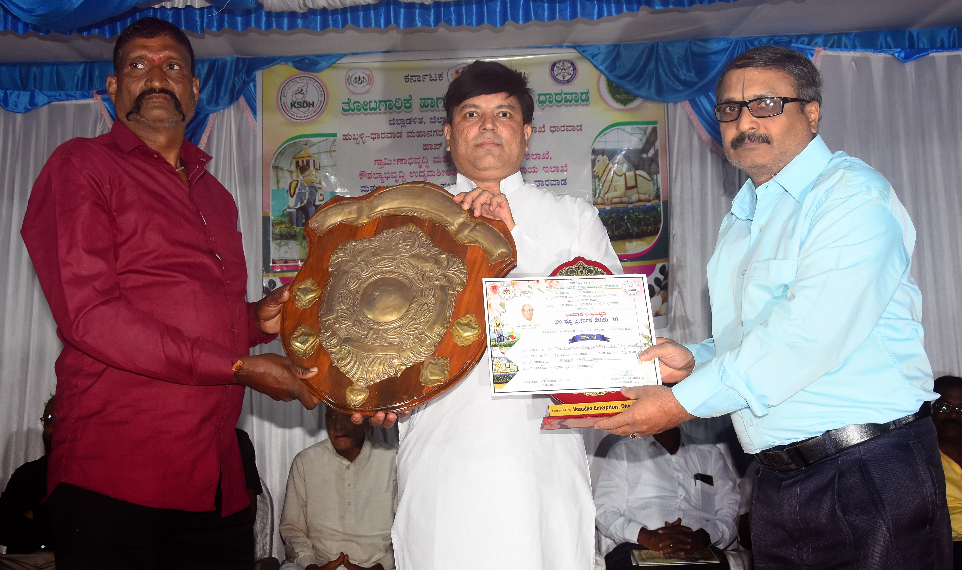 ಧಾರವಾಡ ಜಿಲ್ಲಾಮಟ್ಟದ ಫಲಪುಷ್ಪ ಪ್ರದರ್ಶನ ಮತ್ತು ಸರಸ್ ಮೇಳದಲ್ಲಿ ಉದ್ಯಾನ ಸ್ಪರ್ಧೆಯ ದೊಡ್ಡ ಕಾರ್ಖಾನೆ ವಿಭಾಗದಲ್ಲಿ  ಟಿಪಿಎಂಎಲ್‌ ಸಂಸ್ಥೆಯು  ಚಾಂಪಿಯನ್ ಸ್ಥಾನ ಪಡೆದಿದ್ದು ಜಿಲ್ಲಾ ಪಂಚಾಯಿತಿ ಉಪ ಕಾರ್ಯದರ್ಶಿ ಮಲ್ಲಿಕರ್ಜುನ ತೊದಲಬಾಗಿ ಅವರಿಂದ ಸಂಸ್ಥೆಯ ಪ್ರೊಡಕ್ಷನ್ ವ್ಯವಸ್ಥಾಪಕ ಪ್ರಹ್ಲಾದ್ ಸೂಳೇಭಾವಿ ಮತ್ತು ಉದ್ಯಾನ ನಿರ್ವಾಹಕ ಭೀಮರಾವ್ ಪ್ರಶಸ್ತಿ ಸ್ವೀಕರಿಸಿದರು.