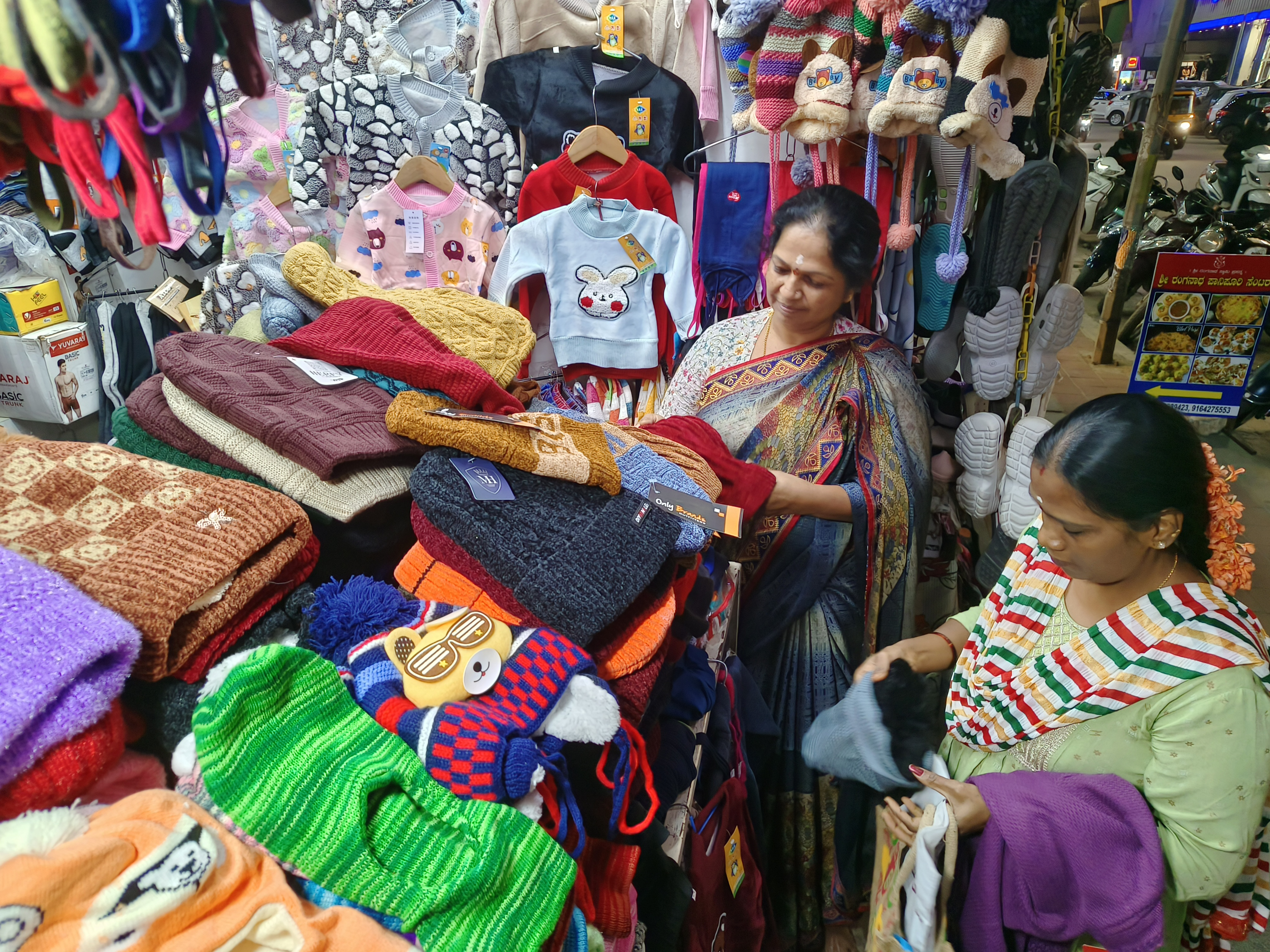 ಚಿಕ್ಕಮಗಳೂರಿನ ಎಂ.ಜಿ.ರಸ್ತೆಯಲ್ಲಿ ಸ್ವೆಟರ್ ಮತ್ತು ಟೋಪಿ ಖರೀದಿಸುತ್ತಿರುವ ಮಹಿಳೆಯರು