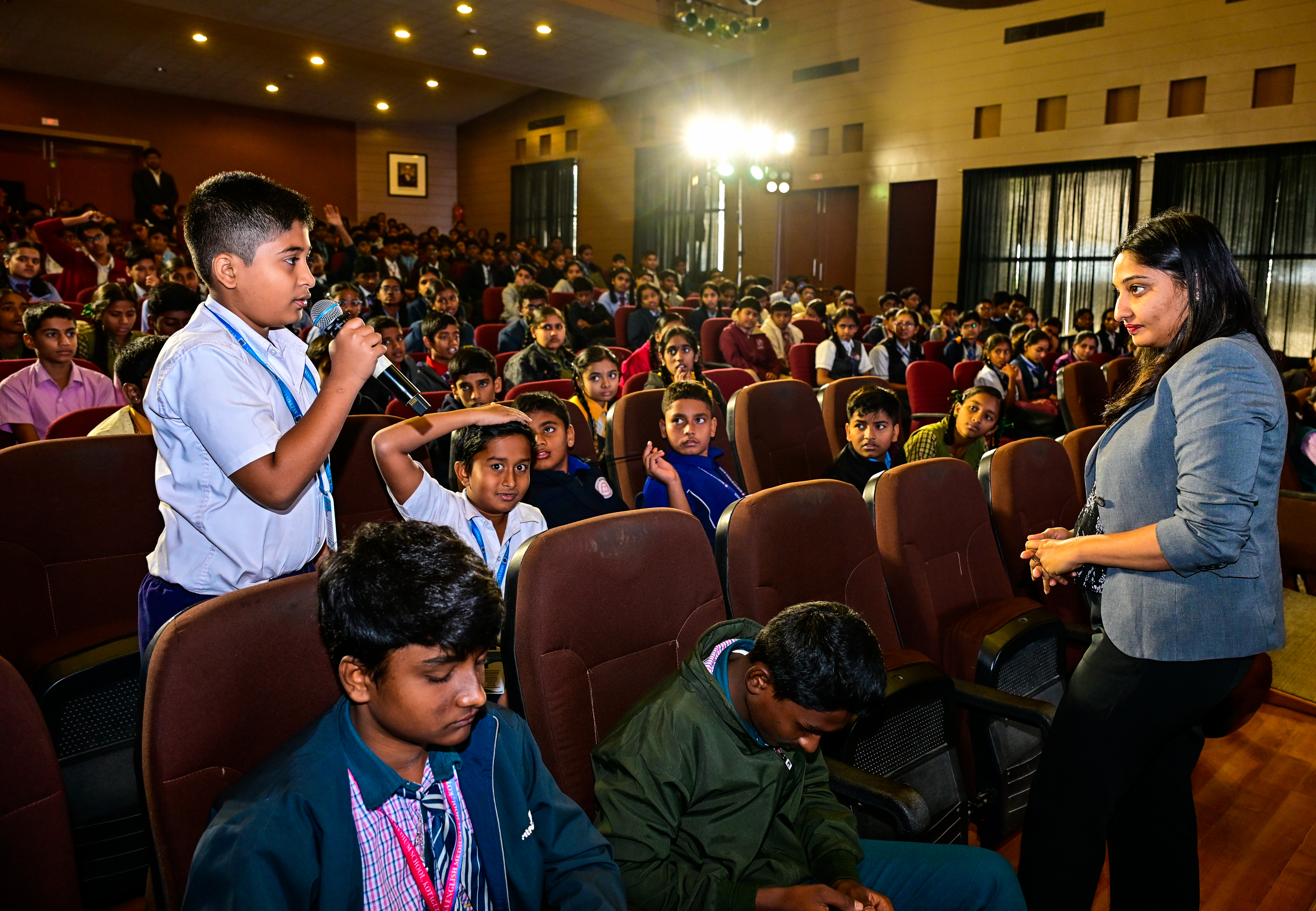 ಪ್ರಾಥಮಿಕ ಸುತ್ತಿನಲ್ಲಿ ಭಾಗವಹಿಸಿದ್ದ ವಿದ್ಯಾರ್ಥಿಗಳಿಗೆ ಪ್ರಶ್ನೆ ಕೇಳಿದ ಕ್ವಿಜ್‌ ಮಾಸ್ಟರ್‌ ಮೇಘವಿ ಮಂಜುನಾಥ
ಪ್ರಜಾವಾಣಿ ಚಿತ್ರ