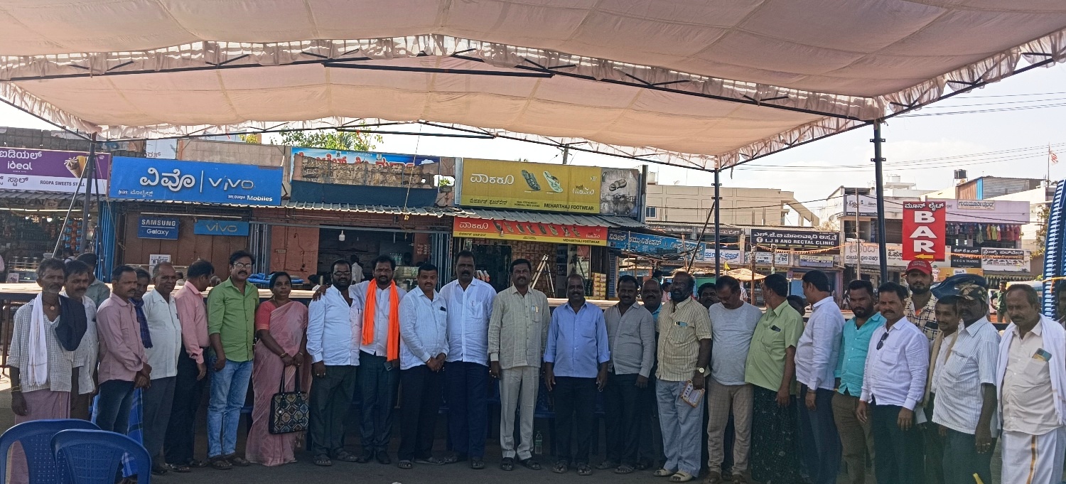  ಹೊನ್ನಾಳಿಯಲ್ಲಿ ನಡೆಯುವ ಕನಕದಾಸರ ಜಯಂತಿ ಸಮಾರಂಭದ ಬೃಹತ್ ವೇದಿಕೆಯನ್ನು ಎಚ್.ಬಿ. ಮಂಜಪ್ಪ ಮತ್ತು ಸಮಾಜದ ಮುಖಂಡರು ಪರಿಶೀಲಿಸಿ ಮಾತನಾಡಿದರು. 