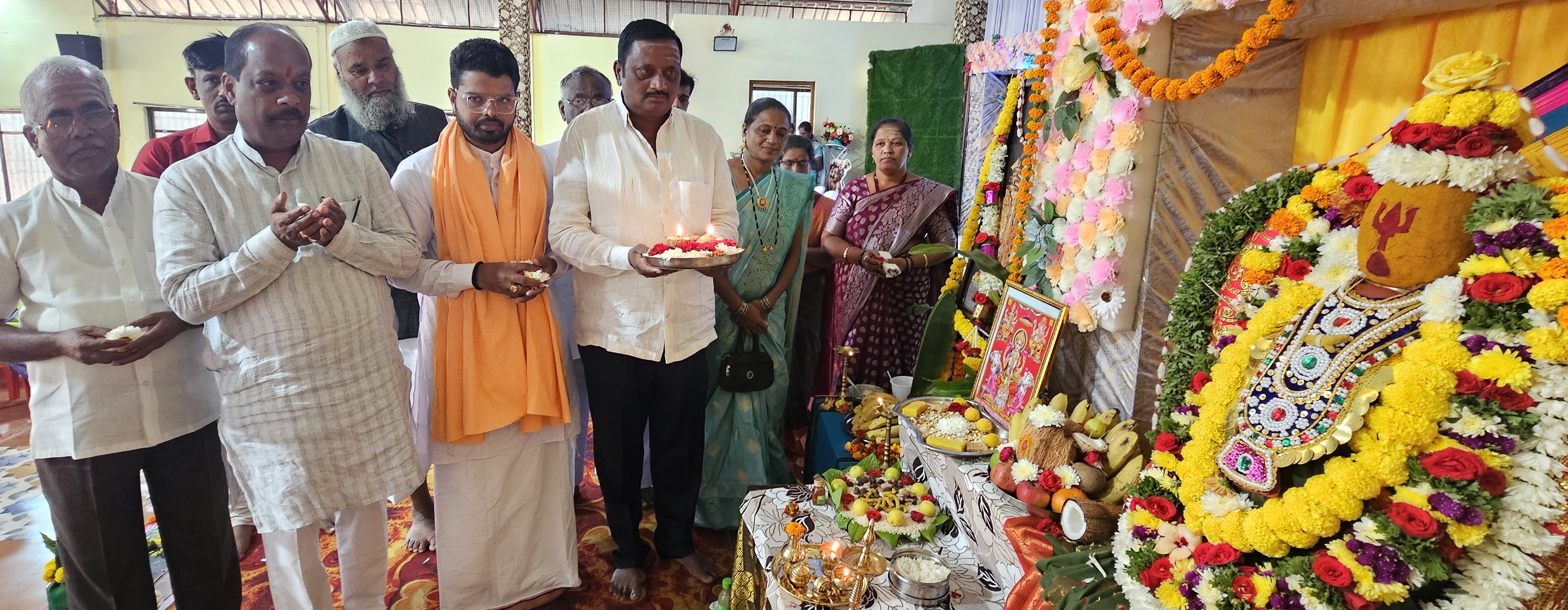 ಹುಕ್ಕೇರಿ ಪಟ್ಟಣದಲ್ಲಿ ಮಂಗಳವಾರ ಜರುಗಿದ ‘ಸಾಮೂಹಿಕ ಮಹಾಲಕ್ಷ್ಮೀ ಪೂಜೆ ಮತ್ತು ಧಾರ್ಮಿಕ ಸಭೆ’ಸಮಾರಂಭದಲ್ಲಿ ಅವಜೀಕರ ಆಶ್ರಮದ ಅಭಿನವ ಮಂಜುನಾಥ ಸ್ವಾಮೀಜಿ ಹುಕ್ಕೇರಿ ಗ್ರಾಮೀಣ ವಿದ್ಯುತ್ ಸಹಕಾರ ಸಂಘಧ ಅಧ್ಯಕ್ಷ ಮಹಾವೀರ ನಿಲಜಗಿ ಮತ್ತು ಪುರಸಭೆ ಮಾಜಿ ಅಧ್ಯಕ್ಷ ಅಣ್ಣಾಗೌಡ ಪಾಟೀಲ್ ಗಣ್ಯರು ಲಕ್ಷ್ಮೀ ಮೂರ್ತಿಗೆ ಪೂಜೆ ಸಲ್ಲಿಸಿದರು.