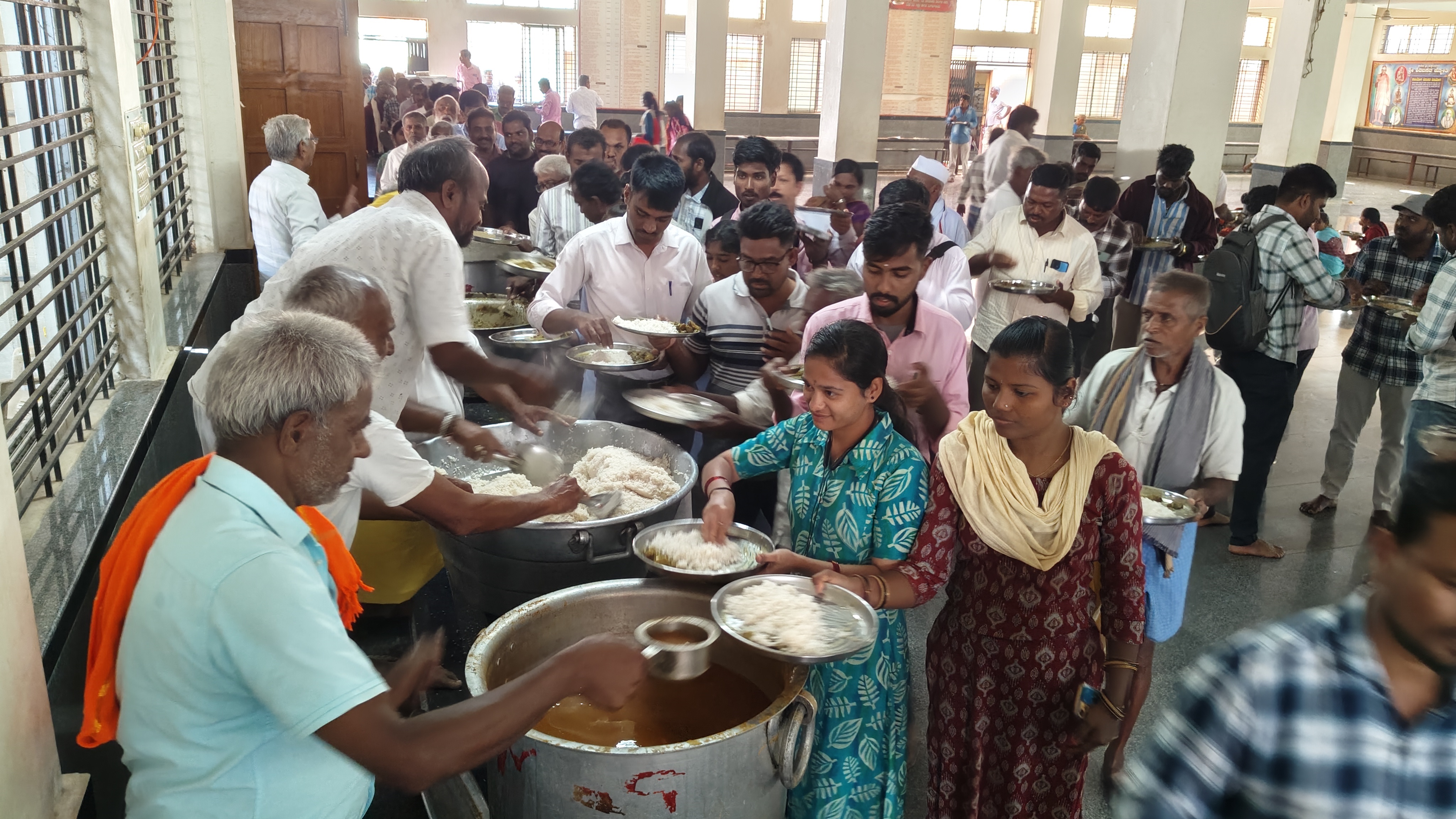 ಹಾವೇರಿ ಹುಕ್ಕೇರಿಮಠದ ಜಾತ್ರಾ ಮಹೋತ್ಸವ ಅಂಗವಾಗಿ ಏರ್ಪಡಿಸಿರುವ ಅನ್ನದಾಸೋಹದಲ್ಲಿ ಜನರು ಪ್ರಸಾದ ಸ್ವೀಕರಿಸಿದರು
