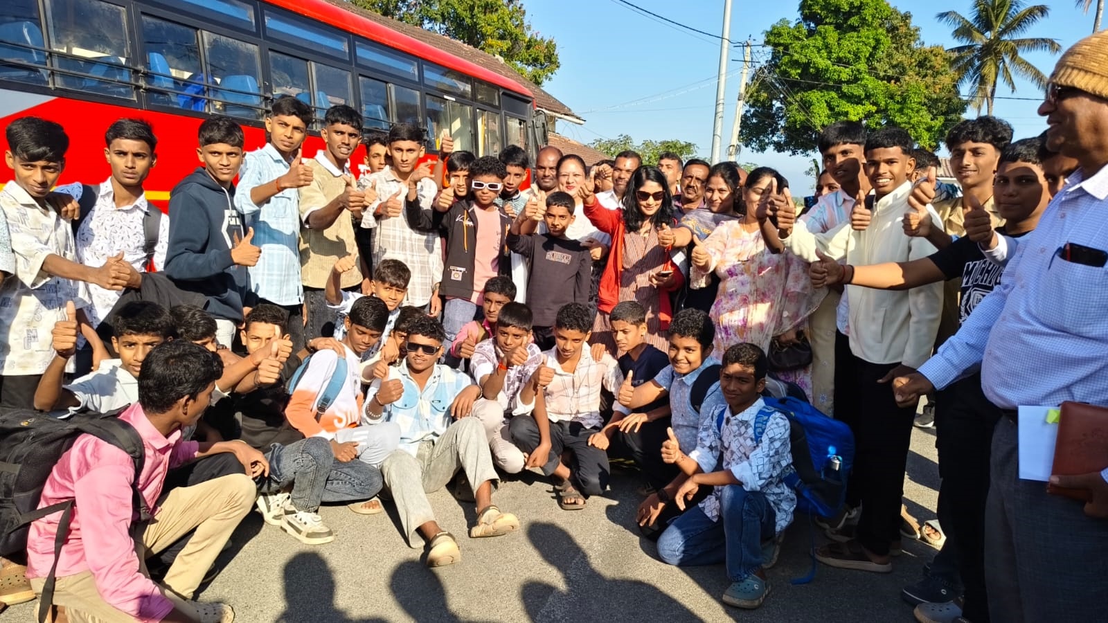 ಬೇಲೂರಿನ ಚನ್ನಕೇಶವ ದೇಗುಲಕ್ಕೆ  ಆಗಮಿಸಿದ್ದ ಜಿಲ್ಲಾಧಿಕಾರಿ ಲತಾಕುಮಾರಿ ಪ್ರವಾಸಕ್ಕೆ ಬಂದಿದ್ದ ವಿದ್ಯಾರ್ಥಿಗಳ ಜೊತೆ  ಕೆಲ ಕಾಲ ಕಳೆದರು.