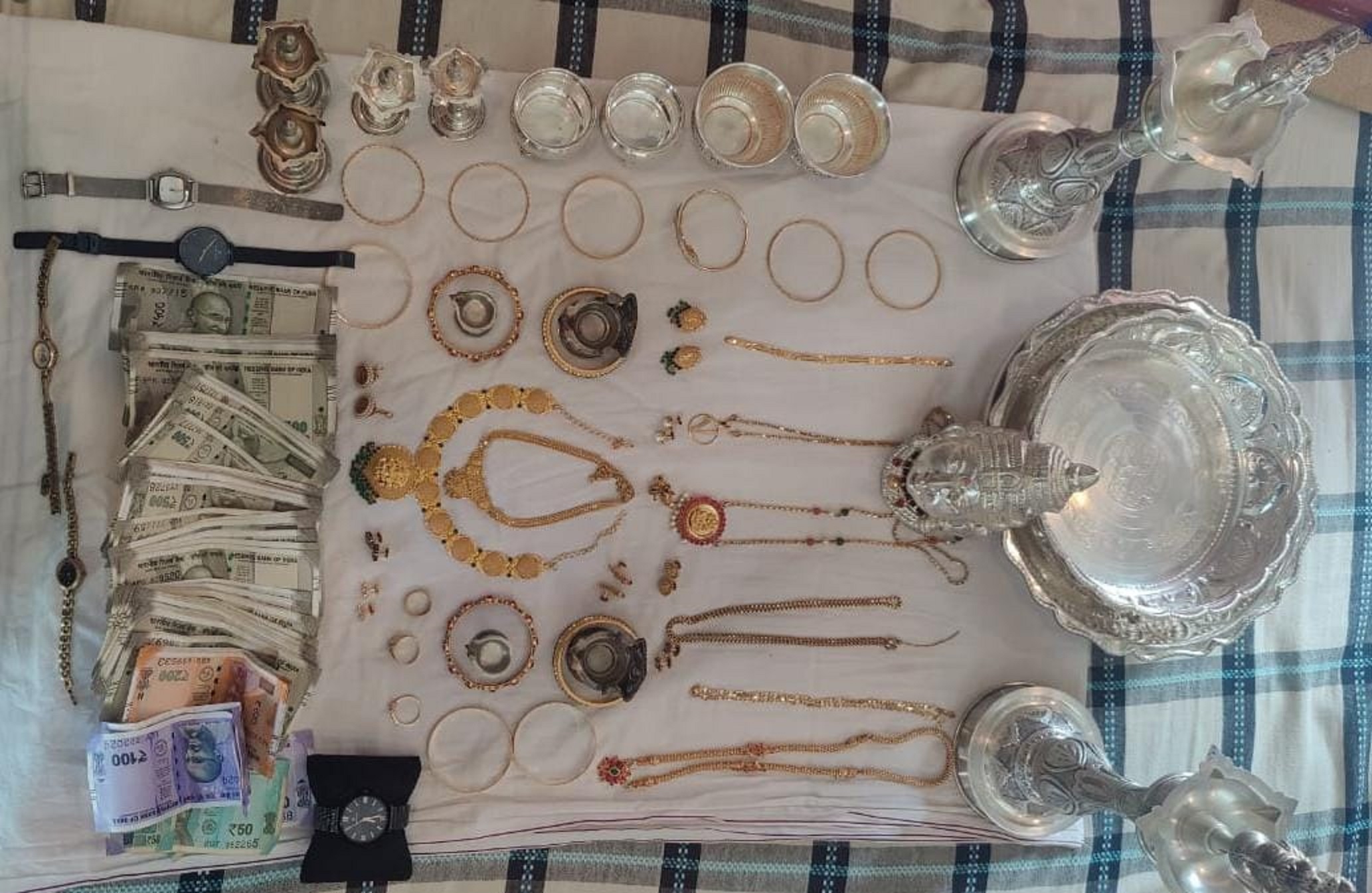 ಶಿವಮೊಗ್ಗದ ರೂಪ್ಲಾ ನಾಯ್ಕ ನಿವಾಸದಲ್ಲಿ ದೊರೆತ ನಗದು ಹಾಗೂ ಚಿನ್ನಾಭರಣ