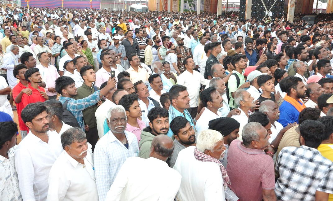 ಮಳವಳ್ಳಿ ಪಟ್ಟಣದ ಶಾಂತಿ ಕಾಲೇಜು ಮುಂಭಾಗ ನಡೆದ ಸುತ್ತೂರು ಶಿವರಾತ್ರೀಶ್ವರ ಶಿವಯೋಗಿ ಅವರ 1066ನೇ ಜಯಂತ್ಯುತ್ಸವದಲ್ಲಿ ಸೇರಿದ್ದ ಭಕ್ತರು