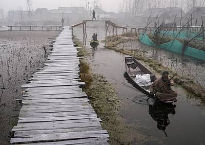 ಚಳಿಯಿಂದ ಜನ ಬೆಚ್ಚನೆಯ ಉಡುಪಿನತ್ತ ಮೊರೆಹೋಗುತ್ತಿದ್ದಾರೆ.