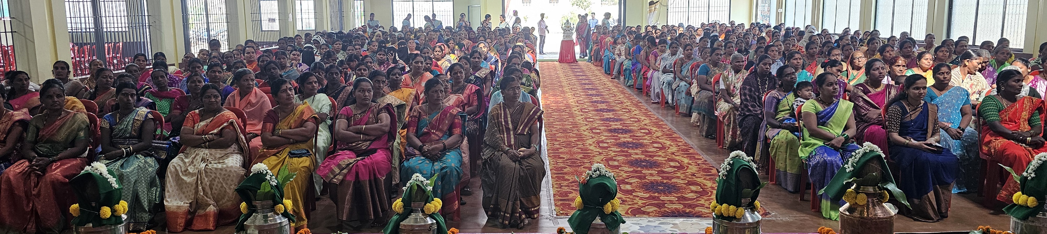 ಹುಕ್ಕೇರಿ ಪಟ್ಟಣದಲ್ಲಿ ಮಂಗಳವಾರ ಜರುಗಿದ ‘ಸಾಮೂಹಿಕ ಮಹಾಲಕ್ಷ್ಮೀ ಪೂಜೆ ಮತ್ತು ಧಾರ್ಮಿಕ ಸಭೆಯ’ಕಾರ್ಯಕ್ರಮದಲ್ಲಿ ಪಾಲ್ಗೊಂಡ ಮಹಿಳೆಯರು.