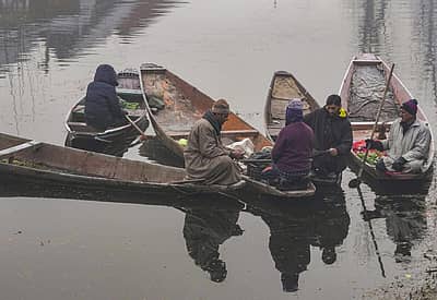 ಬೆಚ್ಚನೆಯ ಉಡುಪು ಧರಿಸಿರುವ ಜನ