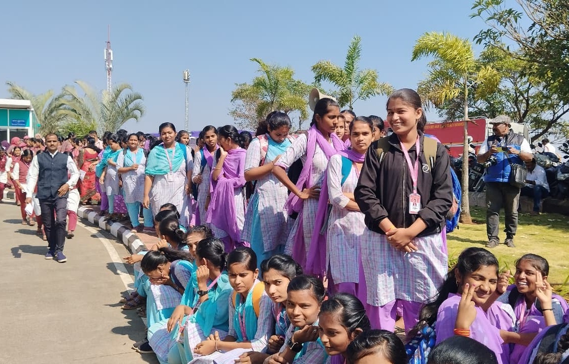 ಬೆಳಗಾವಿಯ ಸುವರ್ಣ ವಿಧಾನಸೌಧದಲ್ಲಿ ನಡೆದ ಚಳಿಗಾಲದ ಅಧಿವೇಶನ ನೋಡಲು ಮಂಗಳವಾರ ಸರದಿಯಲ್ಲಿ ಕಾದು ನಿಂತ ವಿದ್ಯಾರ್ಥಿನಿಯರು