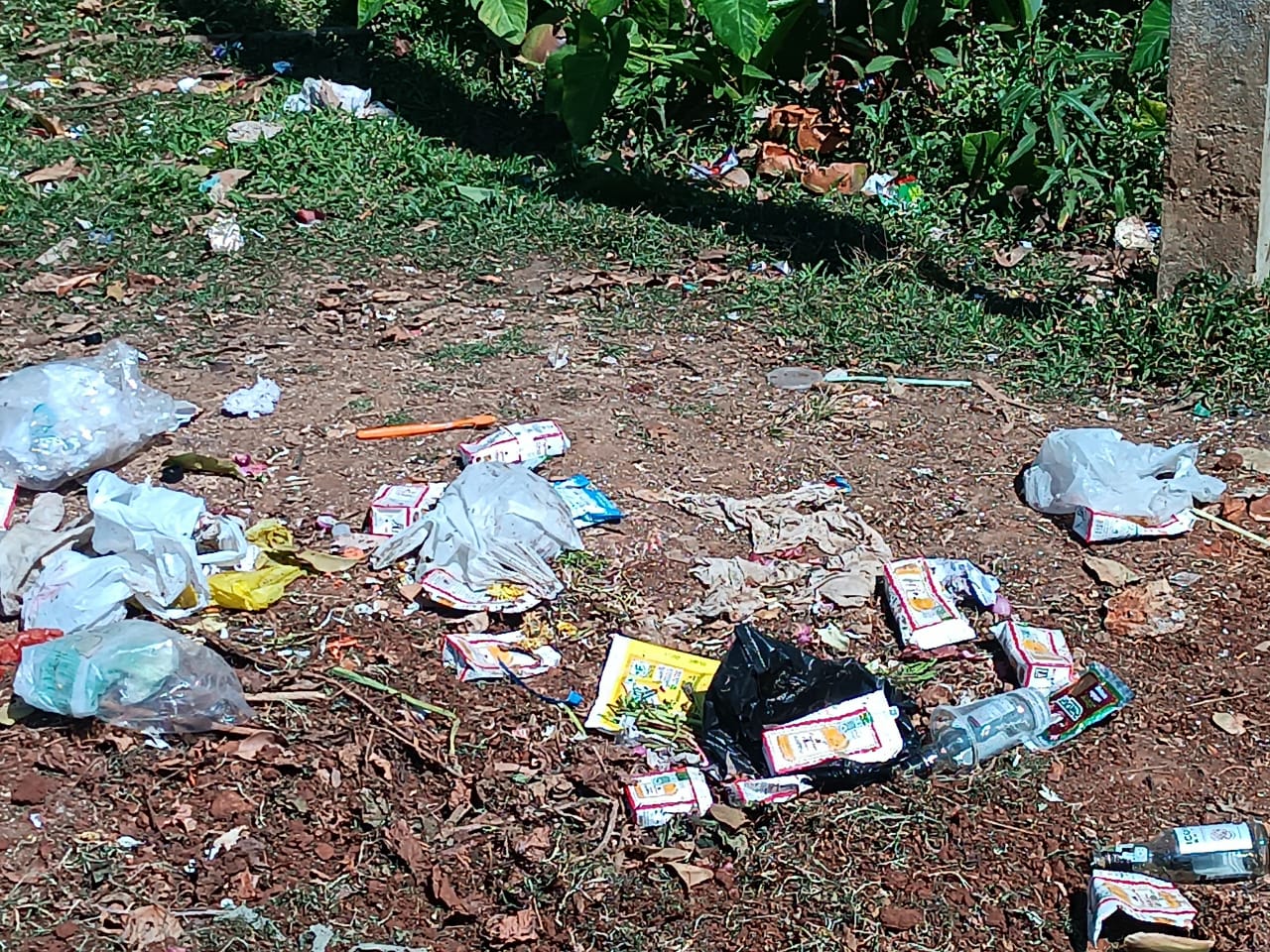 ರಸ್ತೆ ಬದಿ ಬಿದ್ದಿರುವ ಮದ್ಯದ ಬಾಟಲಿ ಪ್ಲಾಸ್ಟಿಕ್ ಕವರ್‌ಗಳು