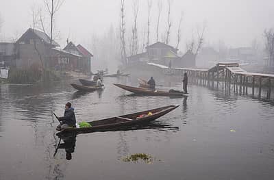 ದಾಲ್‌ ಲೇಕ್‌ನಲ್ಲಿ ದೋಣಿ ಹಿಡಿದು ಸಾಗುತ್ತಿರುವ ಜನ