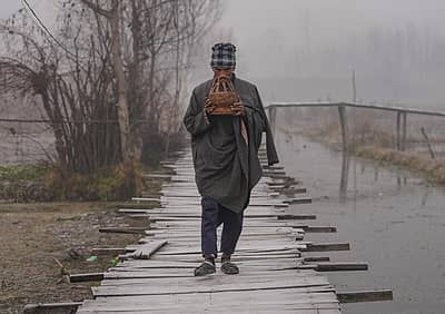 ಕಾಶ್ಮೀರದಲ್ಲಿ ತಾಪಮಾನ ಕನಿಷ್ಠ ಮಟ್ಟಕ್ಕೆ ಕುಸಿದಿದೆ. 