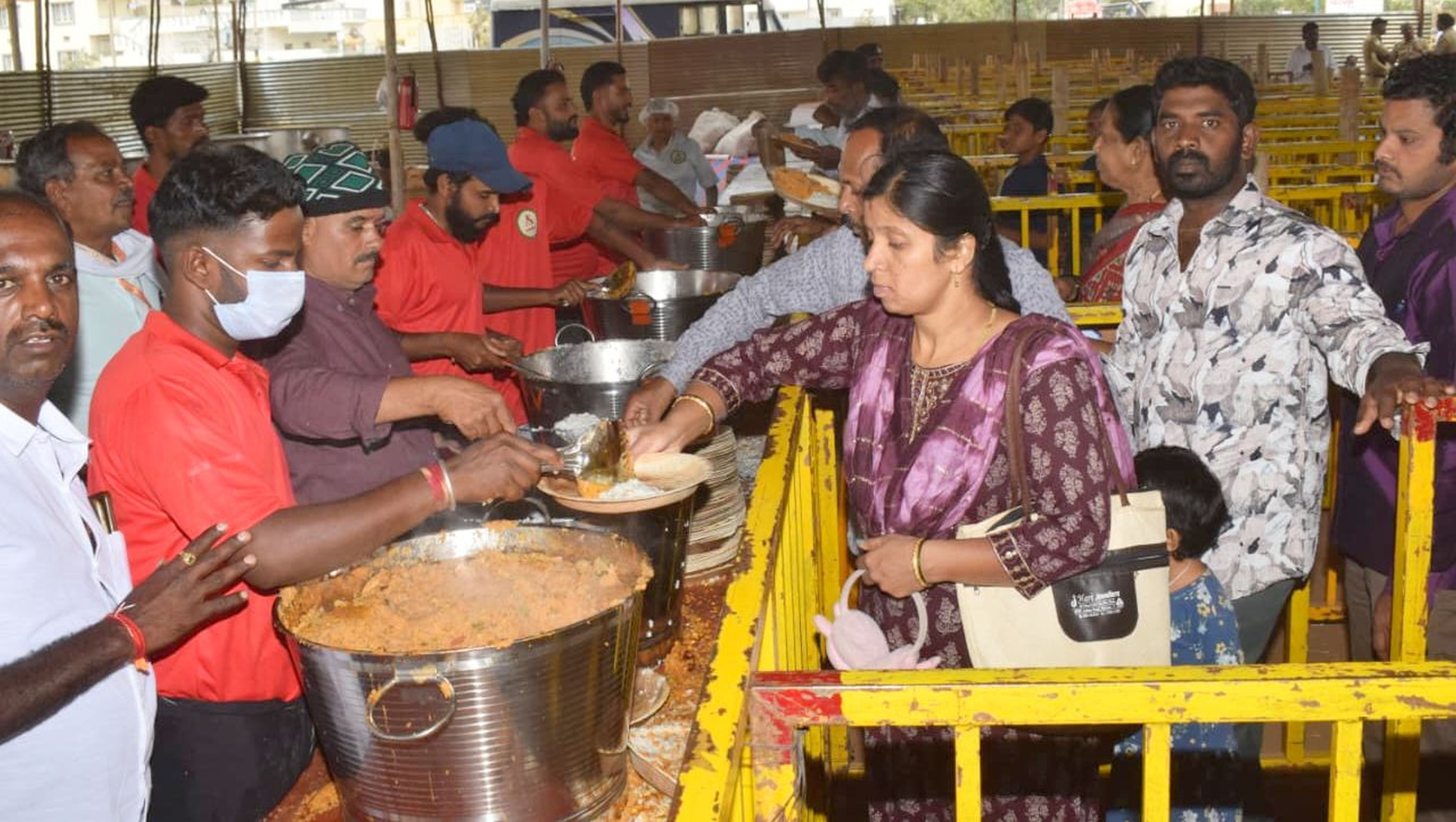 ಕಾರ್ಯಕ್ರಮಕ್ಕೆ ಬಂದಿದ್ದ ಜನರಿಗೆ ದಾಸೋಹ ವ್ಯವಸ್ಥೆ ಮಾಡಲಾಗಿತ್ತು 