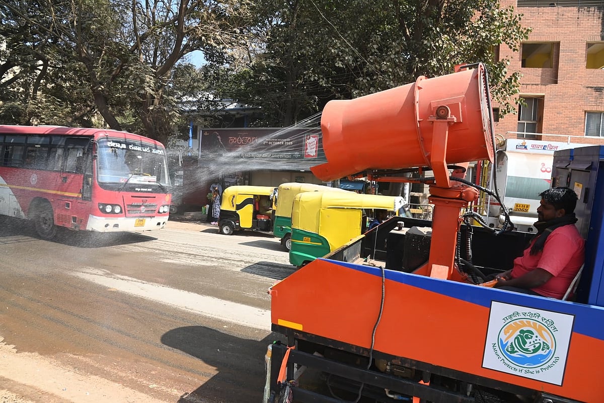 ಧಾರವಾಡ | ದೂಳು ನಿಯಂತ್ರಣ; ದಿನಕ್ಕೆ 80 ಸಾವಿರ ಲೀ. ನೀರು!