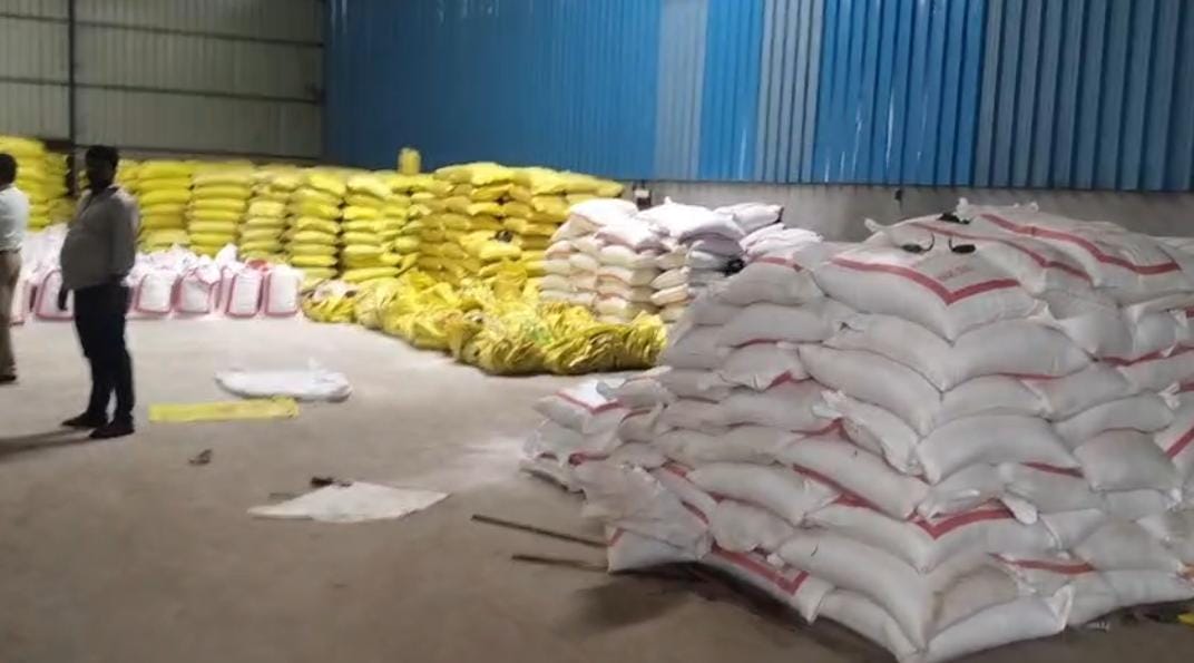 ಅಕ್ರಮವಾಗಿ ಸಂಗ್ರಹಿಸಿಟ್ಟಿದ್ದ ಯೂರಿಯಾ