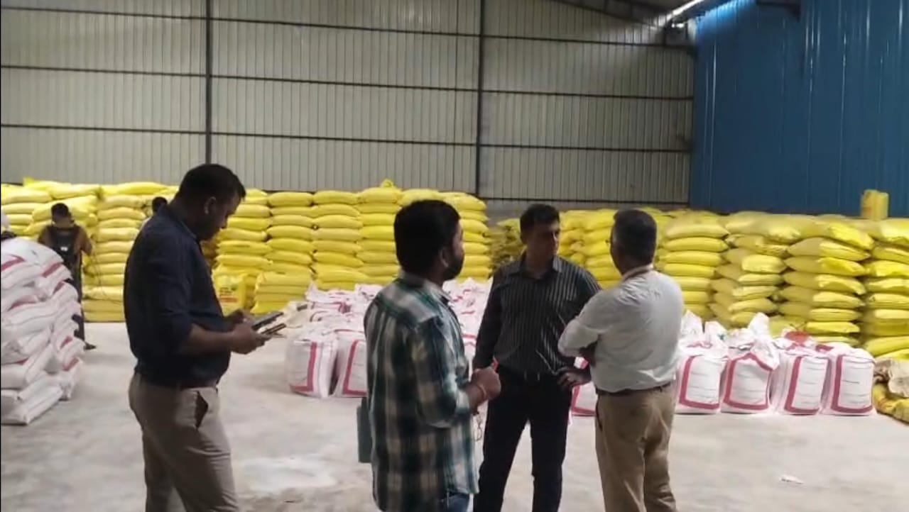 ಅಕ್ರಮವಾಗಿ ಸಂಗ್ರಹಿಸಿಟ್ಟಿದ್ದ ಯೂರಿಯಾ