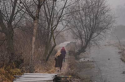 ಮಂಜು ಮುಸುಕಿದ ವಾತಾವರಣ, ಶೀತ ಗಾಳಿ ಶ್ರೀನಗರವನ್ನು ಆವರಿಸಿದೆ.