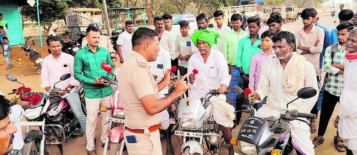 ಕೊಪ್ಪಳ | ಹೆಲ್ಮೆಟ್‌ ಹಾಕದವರಿಗೆ ‘ಹೂ’ ಉಡುಗೊರೆ!