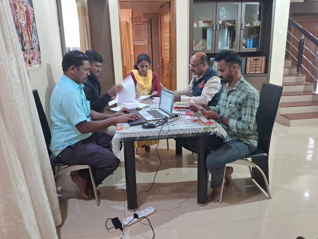 ಧಾರವಾಡದ ಆರ್ಚಿಡ್‌ ಸಿಲ್ವರ್‌ ಬಡಾವಣೆಯ ರಾಜಶೇಖರ ಅವರ ಮನೆಯಲ್ಲಿ ಲೋಕಾಯುಕ್ತ ತಂಡದವರು ದಾಖಲೆಗಳನ್ನು ಪರಿಶೀಲಿಸಿದರು