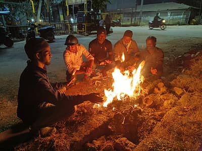 ಚಿಕ್ಕಮಗಳೂರಿನಲ್ಲಿ ಚಳಿಯಿಂದ ರಕ್ಷಿಸಿಕೊಳ್ಳಲು ಬೆಂಕಿಯ ಬಿಸಿ ತೆಗೆದುಕೊಳ್ಳುತ್ತಿರುವ ಜನ