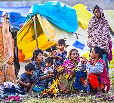 ಕಲಬುರಗಿ ಹೊರವಲಯದ ರಾಮತೀರ್ಥದ ಬಳಿಯ ಬಯಲಿನಲ್ಲಿ ಮೈ ಕೊರೆಯುವ ಚಳಿಯಿಂದ ತಪ್ಪಿಸಿಕೊಳ್ಳಲು ಬೆಂಕಿ ಕಾಯಿಸಿಕೊಳ್ಳುತ್ತಿರುವ ಅಲೆಮಾರಿ ಸಮುದಾಯದವರು ಕ್ಯಾಮೆರಾ ಕಣ್ಣಿಗೆ ಕಂಡಿದ್ದು ಹೀಗೆ.