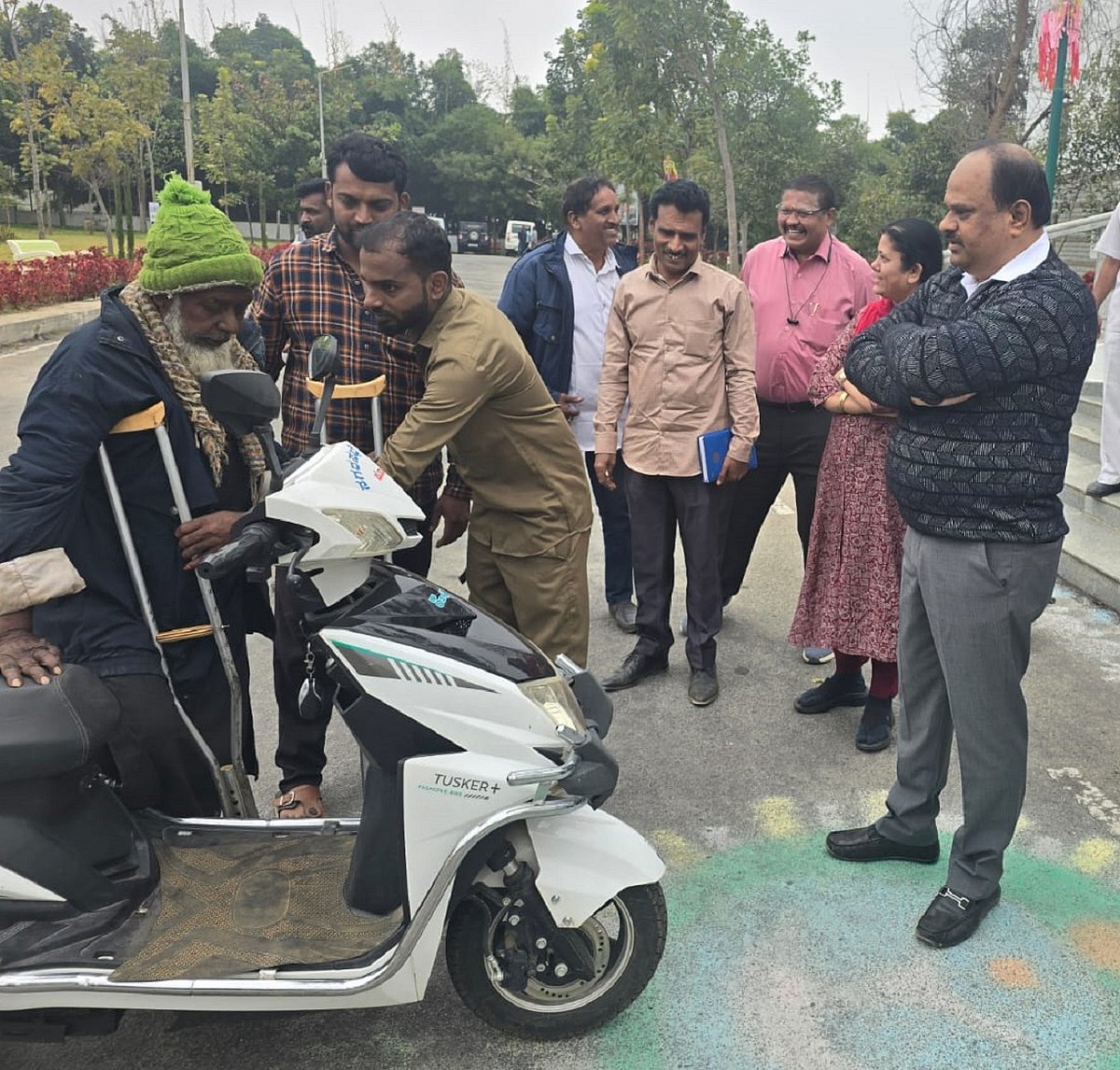 ಕೋಲಾರ: ಭಿಕ್ಷುಕನ ಮೊಗದಲ್ಲಿ ನಗು ಅರಳಿಸಿದ ಜಿಲ್ಲಾಧಿಕಾರಿ!