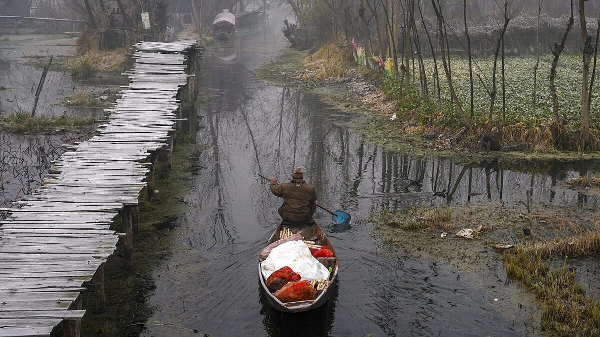 PHOTOS | ಮೈನಸ್ 1.8ಡಿಗ್ರಿ ಸೆಲ್ಸಿಯಸ್ ತಾಪಮಾನ: ಥರಗುಟ್ಟುತ್ತಿರುವ ಕಾಶ್ಮೀರದ ಜನ