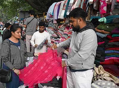 ಬೆಂಗಳೂರಿನಲ್ಲಿ ಚಳಿ ಹೆಚ್ಚಾದಾಗ ಜನರು ಸ್ವೆಟರ್‌ಗಳ ಮೊರೆ ಹೋಗುತಿದ್ದಾರೆ 