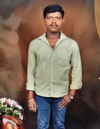 ನಡುರಸ್ತೆಯಲ್ಲೇ ವ್ಯಕ್ತಿಗೆ ಹೃದಯಾಘಾತ: ಬೇಡಿದರೂ ನೆರವಿಗೆ ಬಾರದ ಜನರು