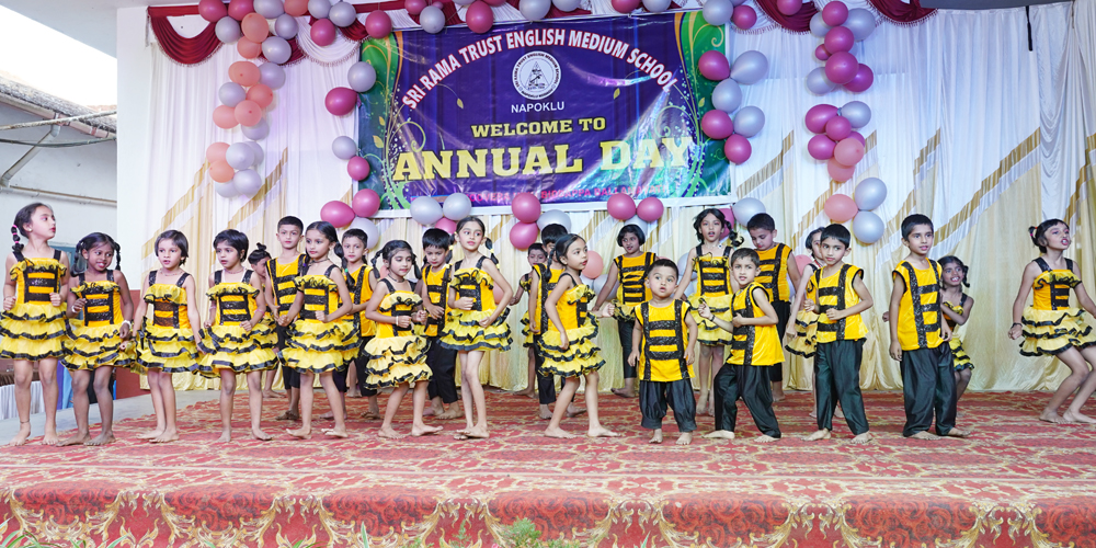 ನಾಪೋಕ್ಲುವಿನ ಶ್ರೀರಾಮ ಟ್ರಸ್ಟ್ ಆಂಗ್ಲ ಮಾಧ್ಯಮ ಶಾಲೆಯಿಂದ ಈಚೆಗೆ ಆಯೋಜಿಸಲಾಗಿದ್ದ ವಾರ್ಷಿಕೋತ್ಸವ ಸಮಾರಂಭದಲ್ಲಿ ಪುಟಾಣಿ ಮಕ್ಕಳ ನೃತ್ಯ ಮಾಡಿದರು