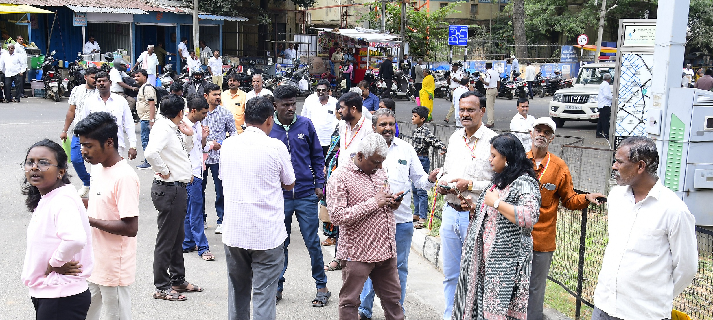 ತುಮಕೂರು ಜಿಲ್ಲಾಧಿಕಾರಿ ಕಚೇರಿ ಹೊರಗಡೆ ನಿಂತಿದ್ದ ನೌಕರರು ಸಾರ್ವಜನಿಕರು