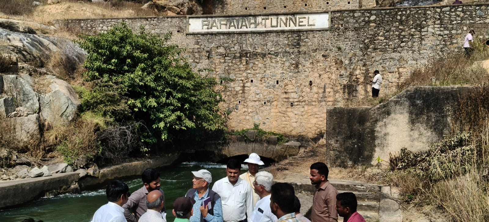 ಶಾಸಕ ಹಂಪನಗೌಡ ಬಾದರ್ಲಿ ಅವರು ಮಂಗಳವಾರ ಗಂಗಾವತಿ ತಾಲ್ಲೂಕಿನ ಪಾಪಯ್ಯ ಸುರಂಗ ಸಮೀಪ ಸುರಂಗ ವಿಸ್ತರಣೆ ಕುರಿತಂತೆ ತಜ್ಞರ ಜತೆಗೆ ಸಮಾಲೋಚನೆ ನಡೆಸಿದರು  –ಪ್ರಜಾವಾಣಿ ಚಿತ್ರ