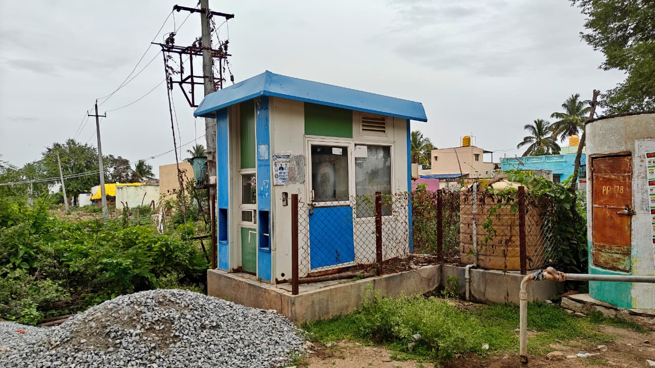 ಶಿವಪುರ ಗ್ರಾಮದ  ನೀರಿನ ಘಟಕದ ಸುತ್ತ ಗಿಡಗಂಟಿಗಳು
