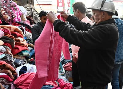 ವಿಶೇಷವಾಗಿ ಡಿಸೆಂಬರ್-ಜನವರಿ ತಿಂಗಳಲ್ಲಿ ತಾಪಮಾನ ಕುಸಿತದಿಂದಾಗಿ ಚಳಿಯಿಂದ ರಕ್ಷಣೆಗಾಗಿ ಸ್ವೆಟರ್, ಜಾಕೆಟ್, ಶಾಲುಗಳನ್ನು ಖರೀದಿಸುತ್ತಿದ್ದಾರೆ.