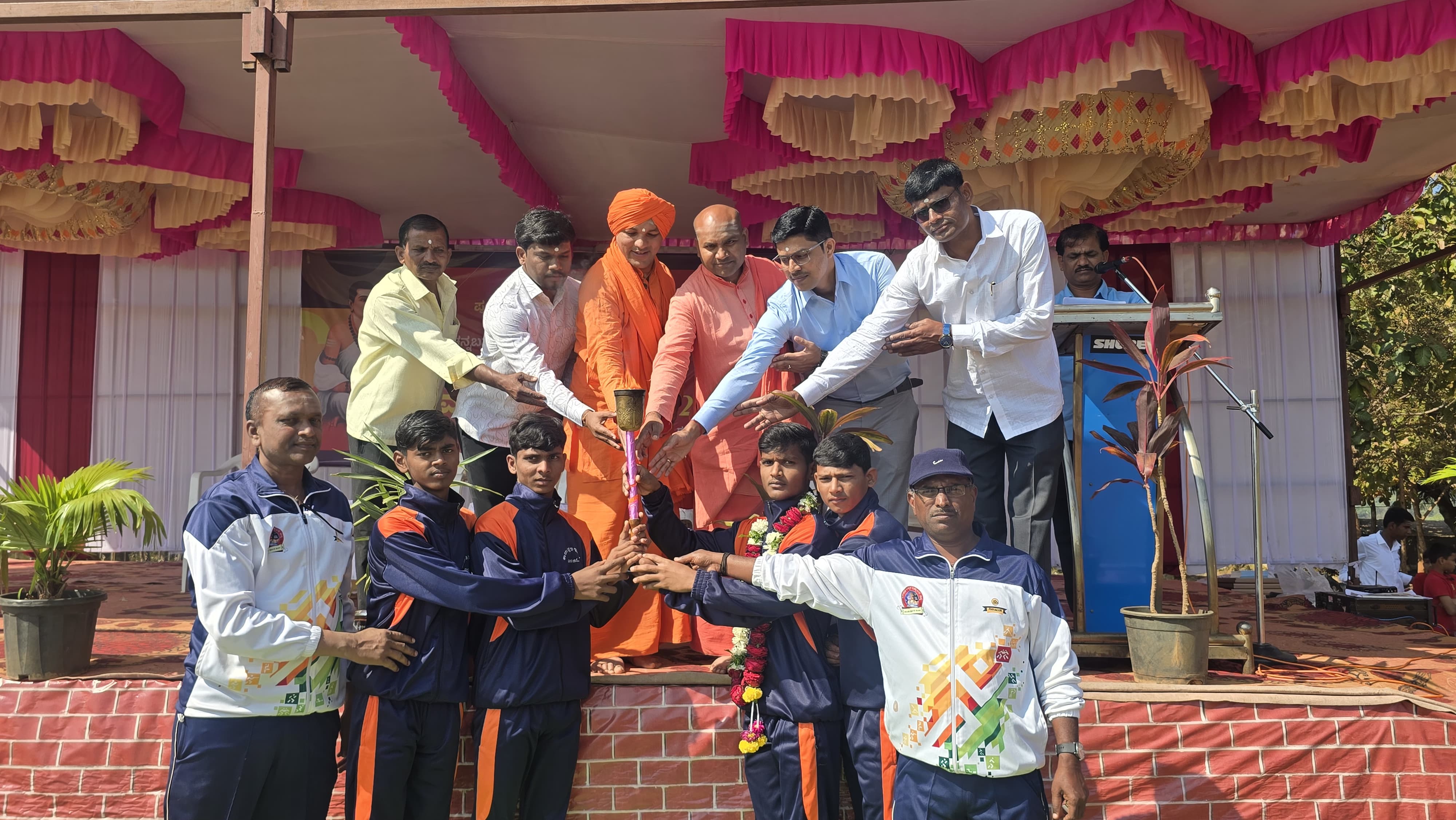 ಭಾಲ್ಕಿ ತಾಲ್ಲೂಕಿನ ಕರಡ್ಯಾಳ ಚನ್ನಬಸವೇಶ್ವರ ಗುರುಕುಲದಲ್ಲಿ ನಡೆದ ಶಾಲಾ ಅಂತರ್ಗತ ಕ್ರೀಡಾಕೂಟದ ಜ್ಯೋತಿಯನ್ನು ಕ್ರೀಡಾಪಟುಗಳಿಂದ ಹಿರೇಮಠ ಸಂಸ್ಥಾನದ ಪೀಠಾಧಿಪತಿ ಗುರುಬಸವ ಪಟ್ಟದ್ದೇವರು ಮಹಾಲಿಂಗ ಸ್ವಾಮೀಜಿ ಸ್ವೀಕರಿಸಿದರು