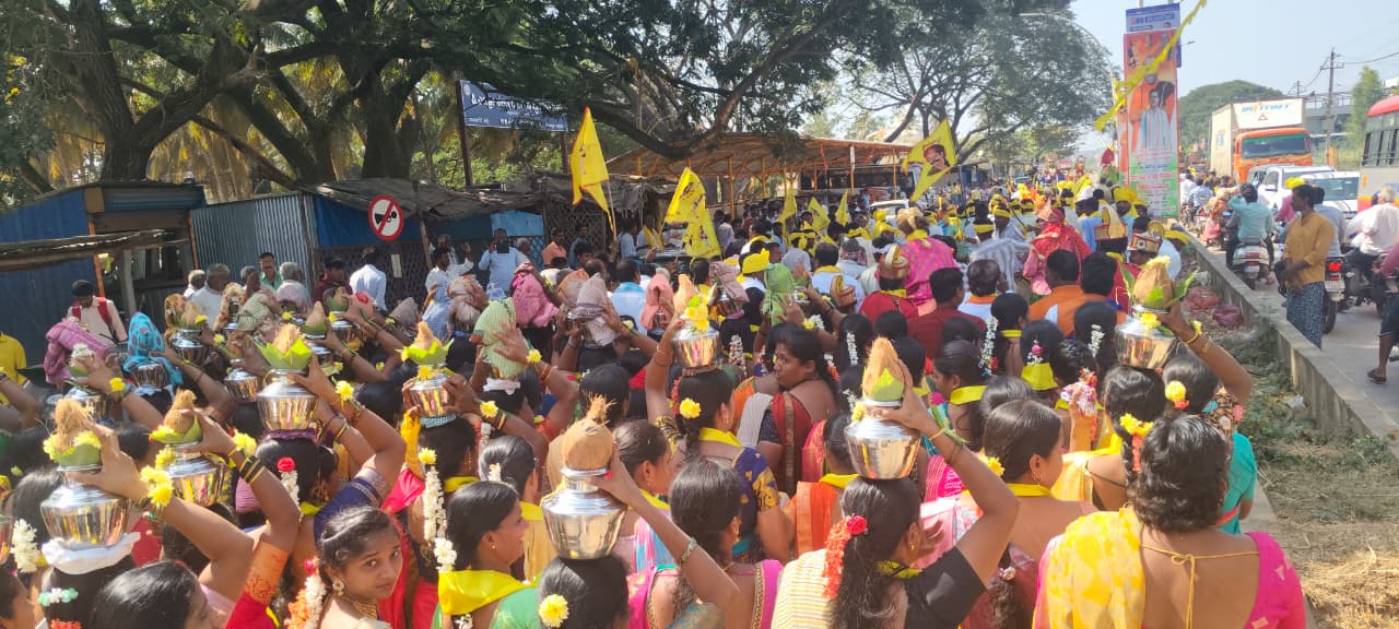 ಕಾಗಿನೆಲೆ ಕನಕಗುರುಪೀಠದ ಡಾ. ನಿರಂಜನಾನಂದಪುರಿ ಸ್ವಾಮೀಜಿ ಹಾಗೂ ಗಣ್ಯರನ್ನು ಪೂರ್ಣಕುಂಭದೊಂದಿಗೆ ಸ್ವಾಗತಿಸಿ ಸಾರೋಟಿನಲ್ಲಿ ಕರೆತರಲಾಯಿತು. ಸಾವಿರಾರು ಜನ ಭಾಗವಹಿಸಿದ್ದರು. 