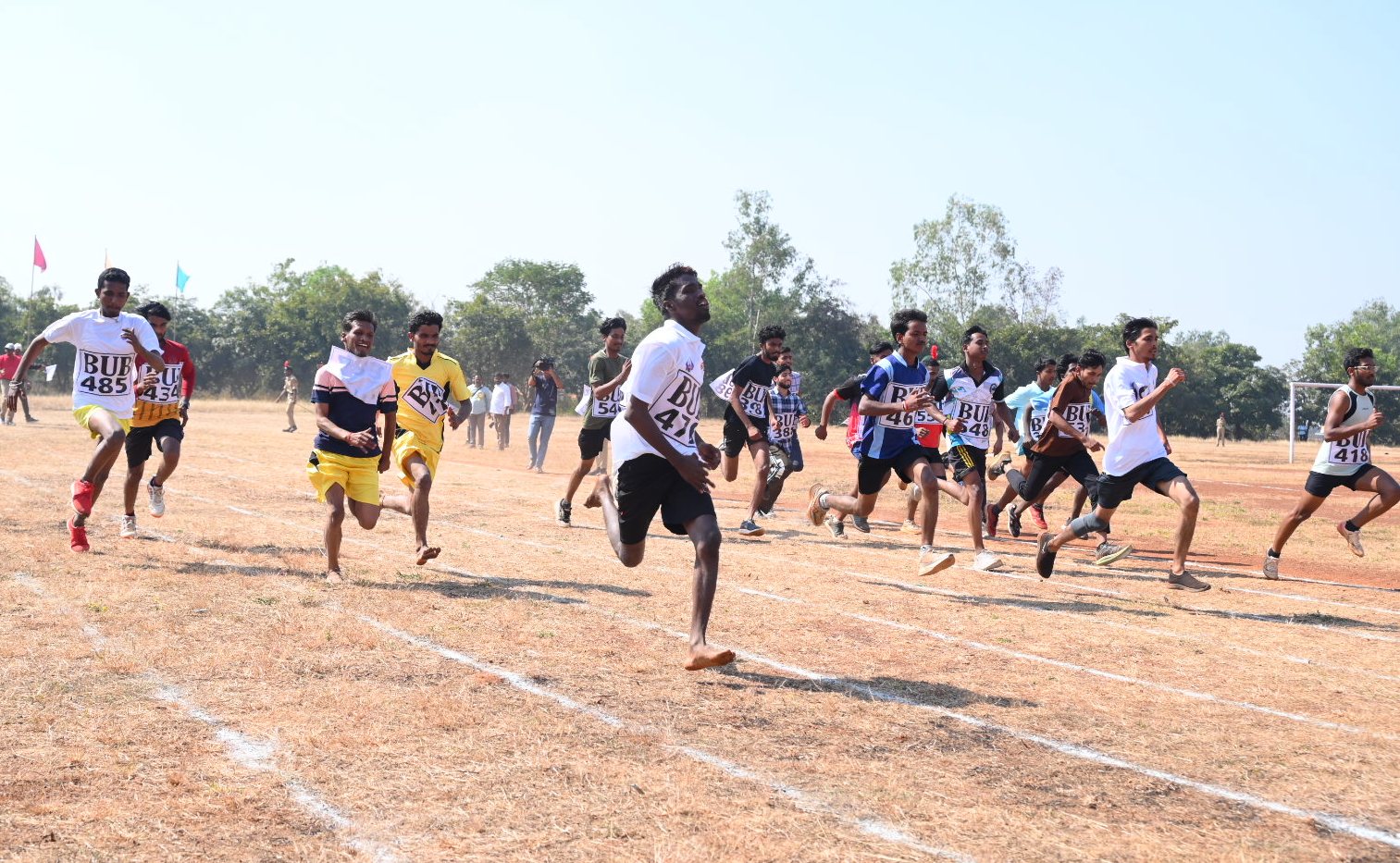 ಬೀದರ್ ವಿಶ್ವವಿದ್ಯಾಲಯದ ಅಂತರ ಕಾಲೇಜು ಪುರುಷ ಮತ್ತು ಮಹಿಳಾ ಅಥ್ಲೆಟಿಕ್ಸ್ ಕ್ರೀಡಾಕೂಟದ ಓಟದ ಸ್ಪರ್ಧೆಯಲ್ಲಿ ಉತ್ಸಾಹದಿಂದ ಪಾಲ್ಗೊಂಡ ಕ್ರೀಡಾಪಟುಗಳು