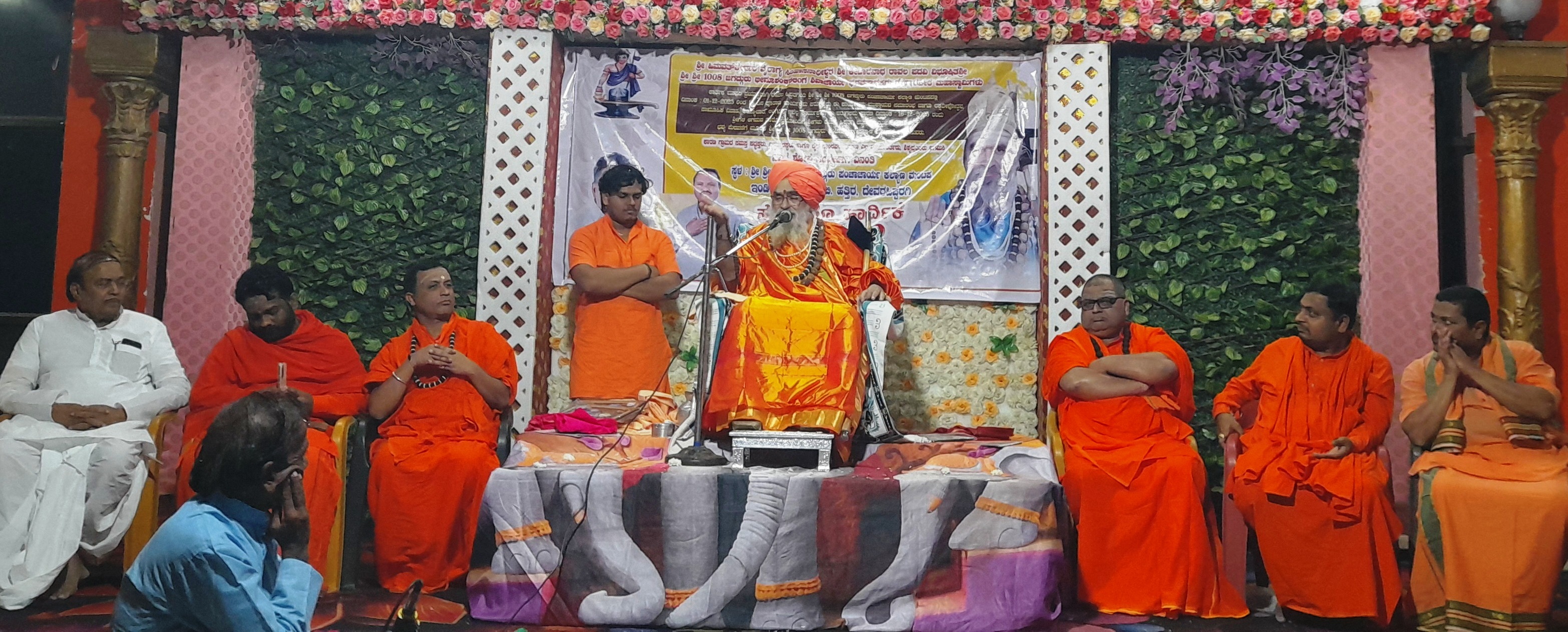 ದೇವರಹಿಪ್ಪರಗಿ ಪಂಚಾಚಾರ್ಯ ಕಲ್ಯಾಣ ಮಂಟಪದಲ್ಲಿ ಜರುಗಿದ ಧರ್ಮಸಭೆಯಲ್ಲಿ ಕೇದಾರಪೀಠದ ಭೀಮಾಶಂಕರಲಿಂಗ ಭಗವತ್ಪಾದರು ಆಶೀರ್ವಚನ ನೀಡಿದರು