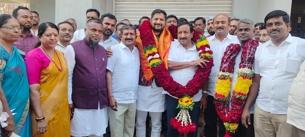 ದಿ- ಟೌನ್- ಕೋ-ಆಪರೇಟಿವ್ ಬ್ಯಾಂಕ್‌ಗೆ
ಕಾಂಗ್ರೆಸ್ ಬೆಂಬಲಿತರ ಸಾರಥ್ಯ