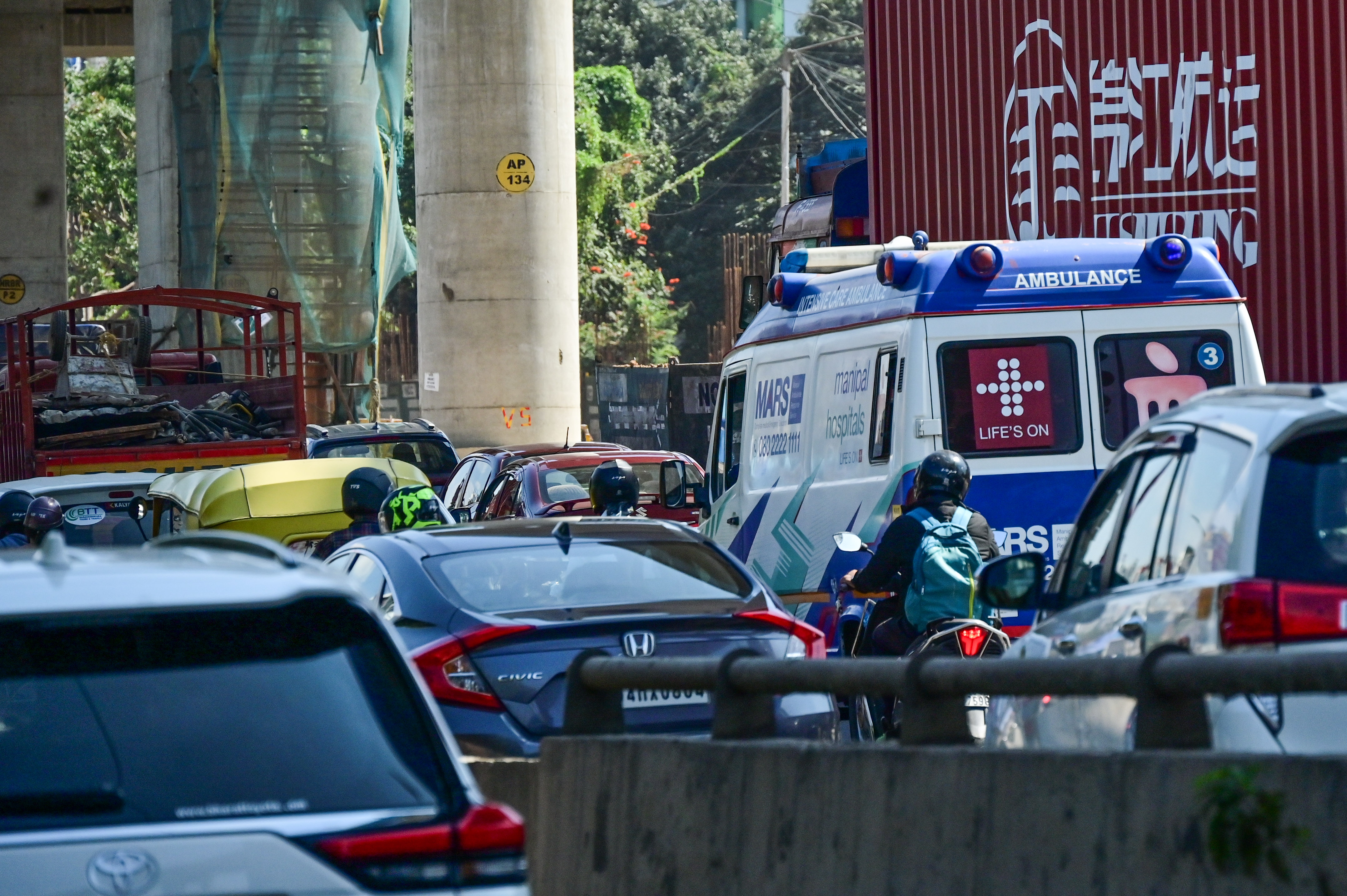 ಬಾಬುಸಾಪಾಳ್ಯದ ಹೊರವರ್ತುಲ ರಸ್ತೆಯಲ್ಲಿ ಸಾಲುಗಟ್ಟಿ ನಿಂತಿರುವ ವಾಹನಗಳ ನಡುವೆ ಸಂಚರಿಸಲು ಪರದಾಡಿದ ಆಂಬುಲೆನ್ಸ್‌
ಪ್ರಜಾವಾಣಿ ಚಿತ್ರ: ಪ್ರಶಾಂತ್ ಎಚ್.ಜಿ.