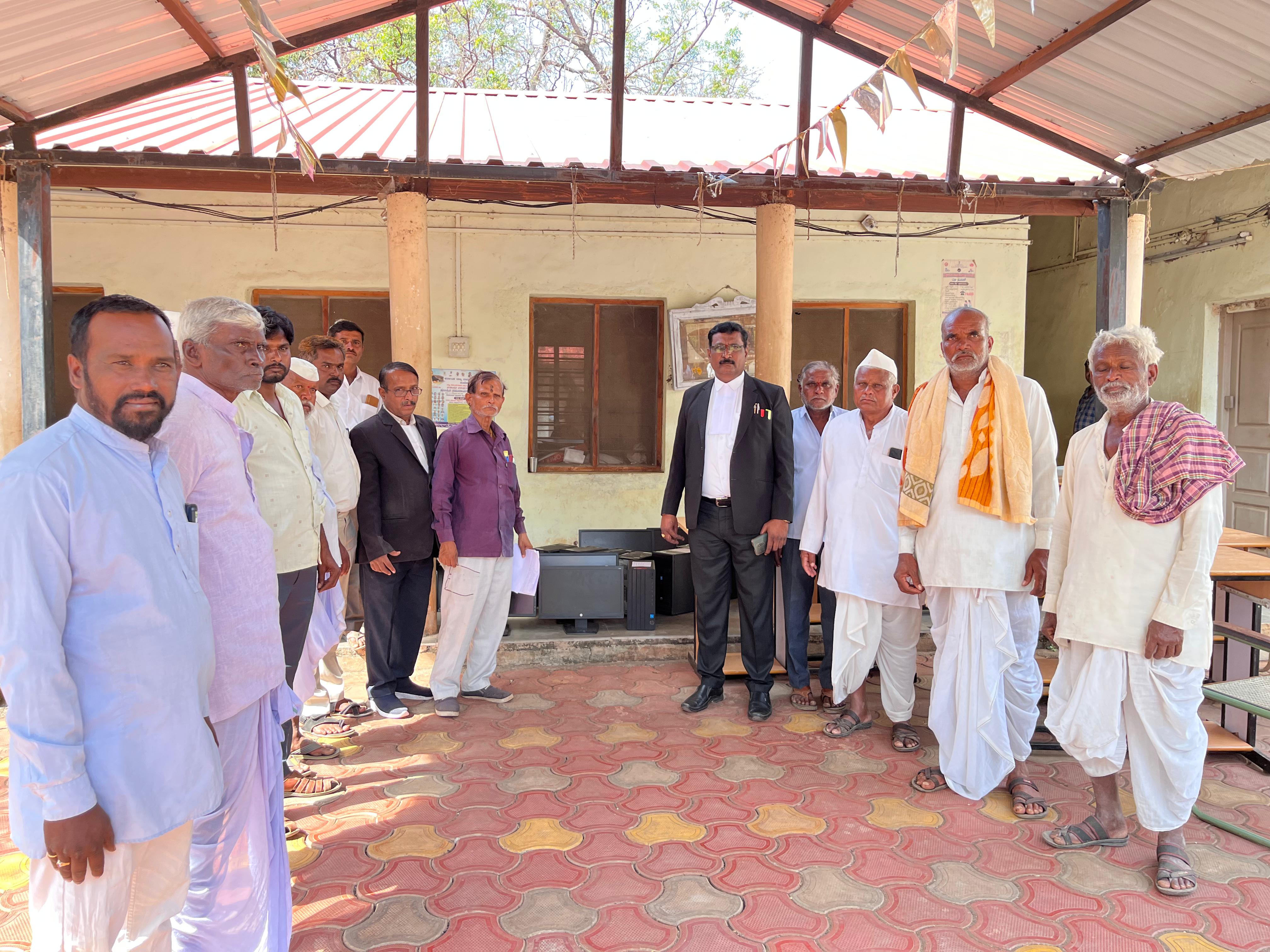 ವಶಪಡಿಸಿಕೊಂಡ ಜಮೀನಿಗೆ ಪರಿಹಾರ ನೀಡದ ಕಾರಣ ಆಲಮಟ್ಟಿಯ ವಿಶೇಷ ಭೂಸ್ವಾಧೀನಾಧಿಕಾರಿಗಳ ಕಾರ್ಯಾಲಯದ ಸಾಮಗ್ರಿ ಬುಧವಾರ ಜಪ್ತಿ ಮಾಡಲಾಯಿತು