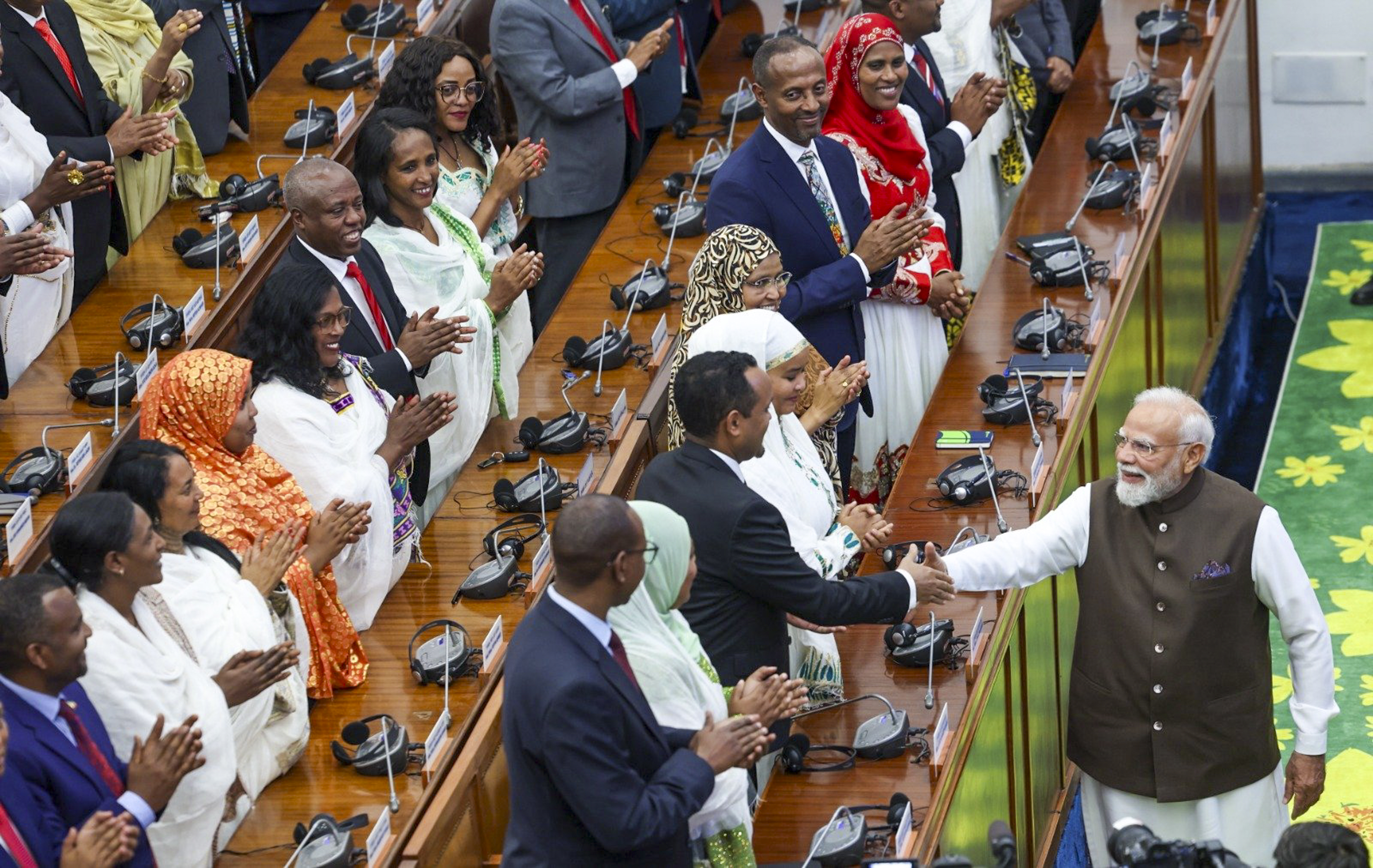 ಇಥಿಯೋಪಿಯಾದ ಸಂಸತ್ತಿನ ಜಂಟಿ ಅಧಿವೇಶನವನ್ನು ಉದ್ದೇಶಿಸಿ ಮಾತನಾಡಲು ಬಂದ ಪ್ರಧಾನಿ ನರೇಂದ್ರ ಮೋದಿ ಅವರನ್ನು ಅಲ್ಲಿನ ಸಂಸದರು ಸ್ವಾಗತಿಸಿದರು –ಪಿಟಿಐ ಚಿತ್ರ