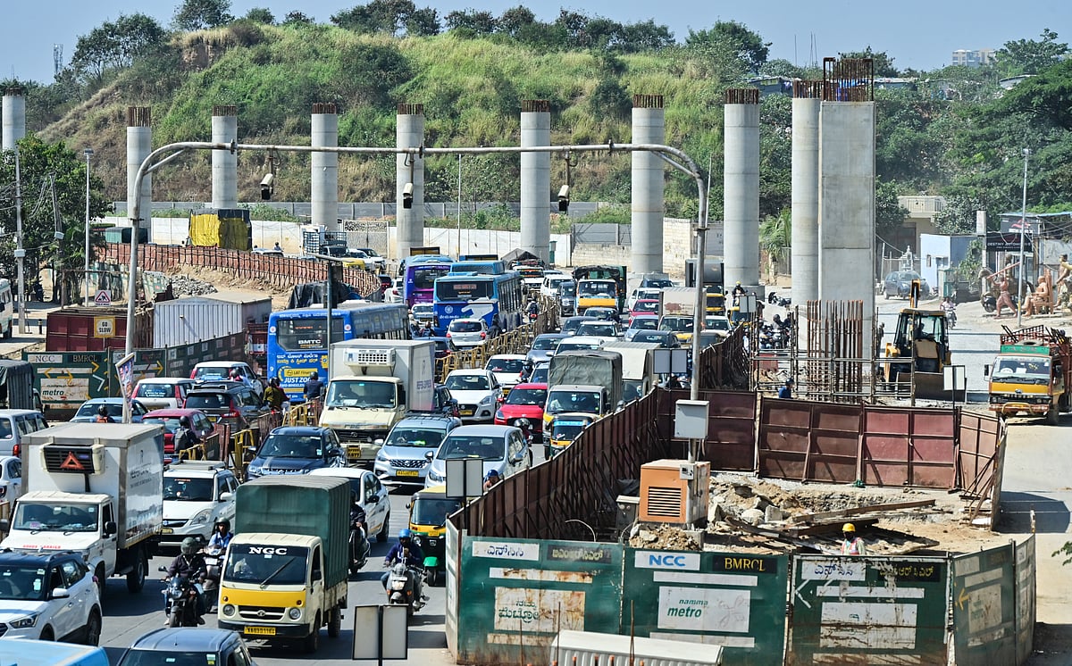 Bengaluru | ನಮ್ಮ ಮೆಟ್ರೊ ನೀಲಿ ಮಾರ್ಗ: ಮುಗಿಯದ ಕಾಮಗಾರಿ: ತಪ್ಪದ ಕಿರಿಕಿರಿ
